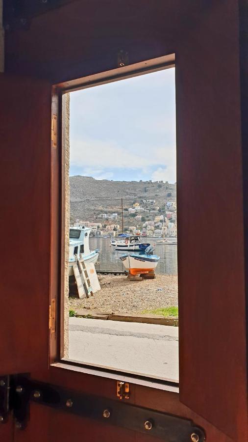 Traditional Seafront Apartment Сими Екстериор снимка