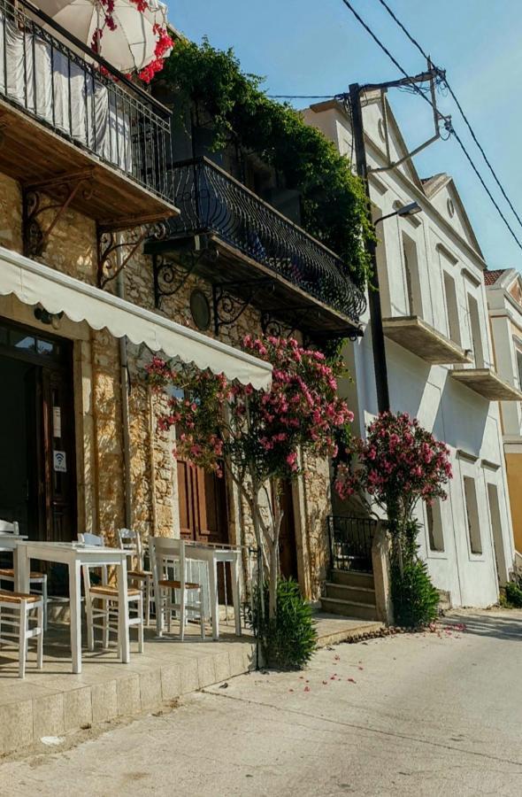 Traditional Seafront Apartment Сими Екстериор снимка