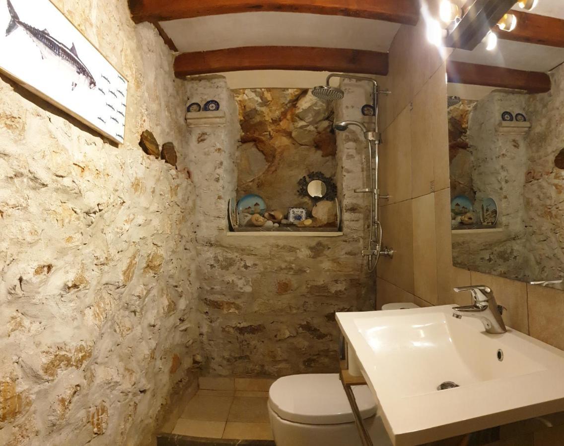 Traditional Seafront Apartment Сими Екстериор снимка