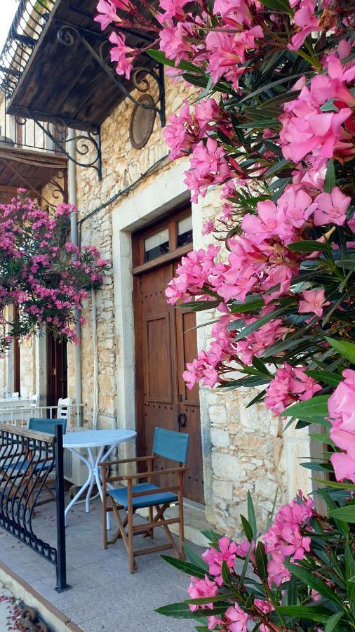 Traditional Seafront Apartment Сими Екстериор снимка